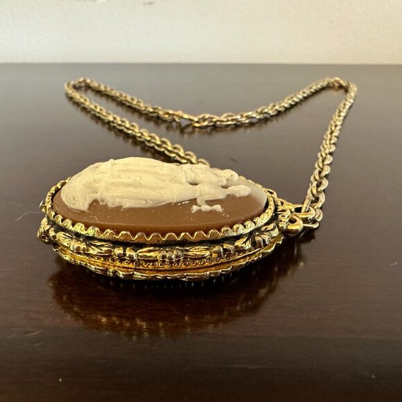 Perfume Sachet Cameo Pendant with some Perfume - Picture 5 of 12